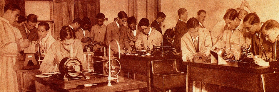 Group of students at the physics laboratory of the Instituto-Escuela